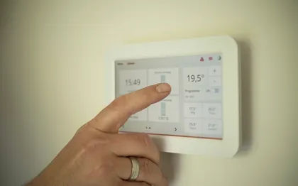 Painel de controle de climatização sendo ajustado na parede
