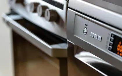 Painel de controle e botões de um fogão com forno elétrico